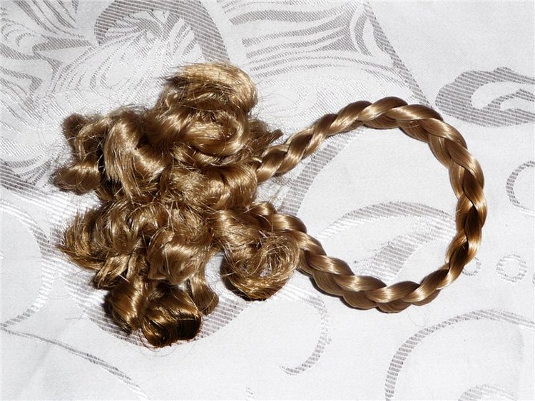 Украшаем прически куклы. Ободок-косичка в новой роли (фото 4)