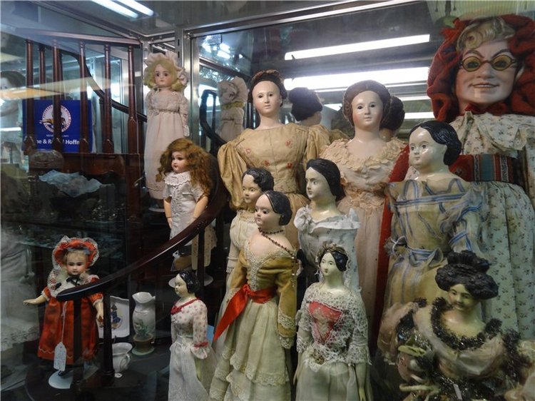 Я в своей жизни никогда не видела столько антикварных кукол. Фото