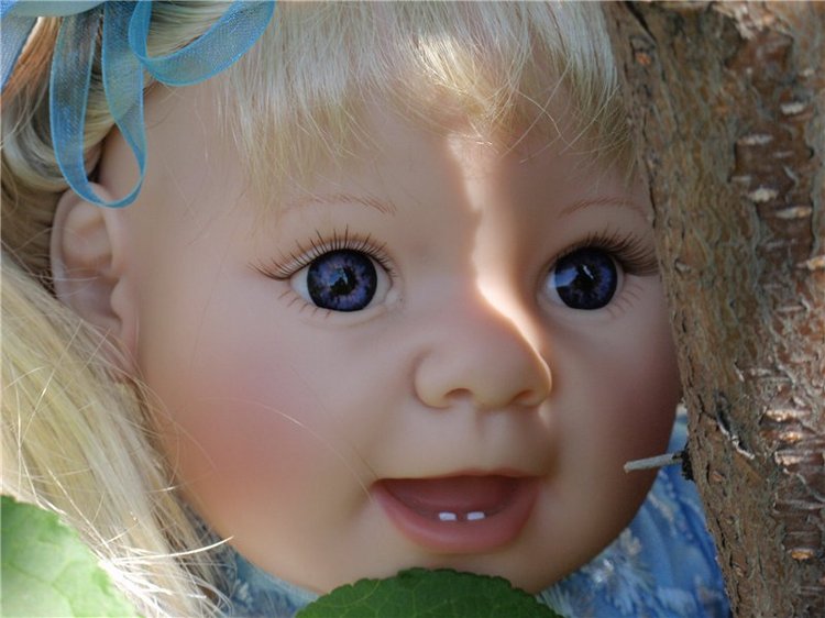 Растет в поле ягодка-малинка, а у нас живет Полинка))) Переодеваемся снова)))