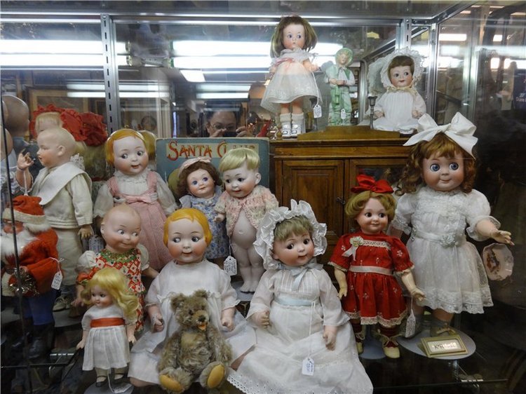 Я в своей жизни никогда не видела столько антикварных кукол. Фото