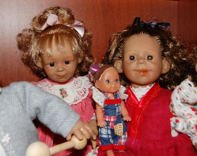 Куклы на полочке — Характерные испанские куклы: пупсы с мимикой