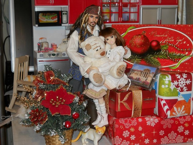 Как капитан Джек Воробей и девочка Момоко Деду Морозу помогали