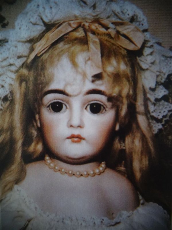 Антикварные куклы в тематических фотографиях