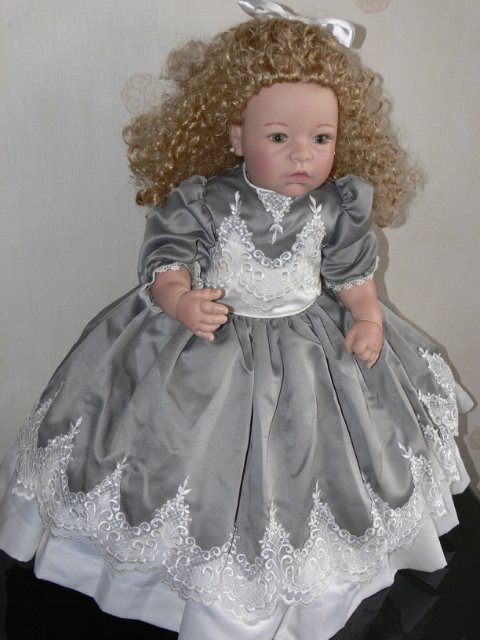 Необыкновенно красивая девушка Harvest Ball, Lee Middleton