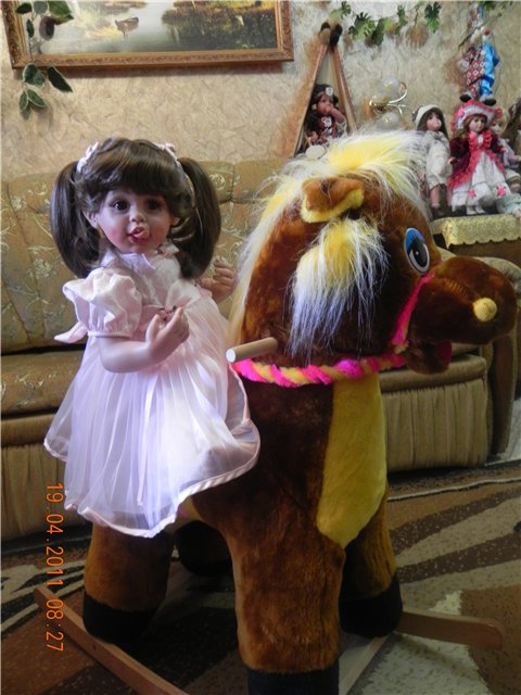 У пони длинная челка, из нежного шелка (фото 2)