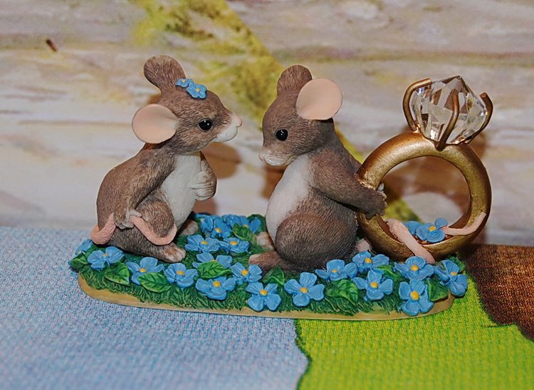 Мыши пара. Влюбленные мышки. Влюбленный мышонок. Мышата парочка. Влюбленные мышата.