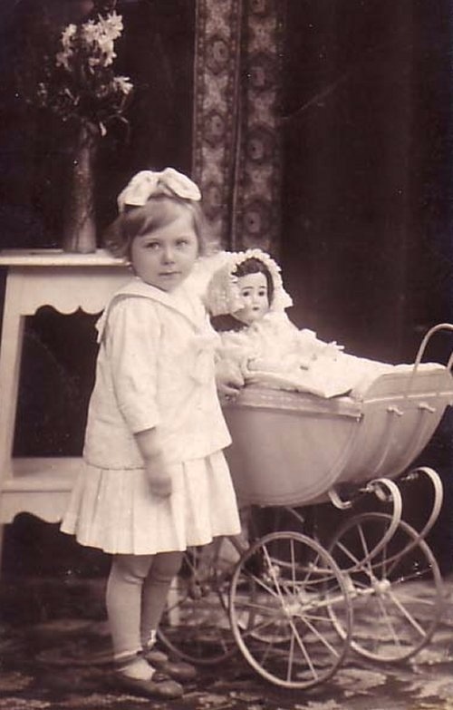 Старый фотоальбом. Девочки и куклы - продолжение