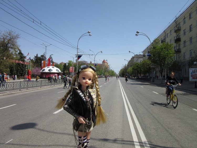 Первое мая. Сложно быть бунтарем, когда ты - милая девочка