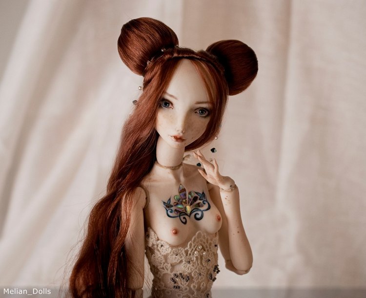 Фарфоровая шарнирная кукла Кассандра