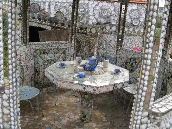Шедевральный французский домик и двор из кусочков разбитого фарфора (фото 4)