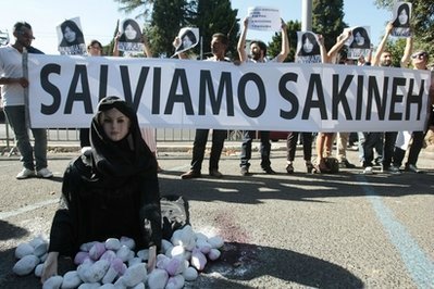 Кукольник, кукольник, чёрная душа, Что ты делаешь с бедною куклой