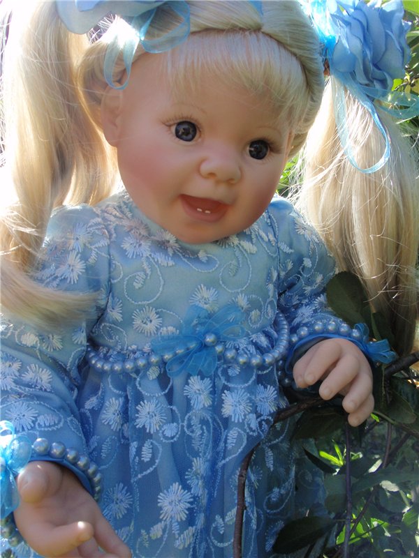 Растет в поле ягодка-малинка, а у нас живет Полинка))) Переодеваемся снова)))