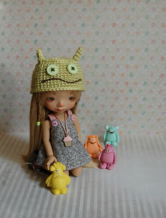 Малыши в смешных шапочках