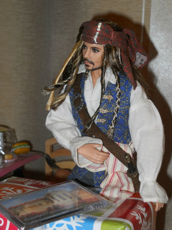 Как капитан Джек Воробей и девочка Момоко Деду Морозу помогали