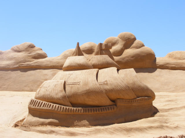 Замки, произведения скульптуры из песка