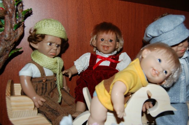 Куклы на полочке — Характерные испанские куклы: пупсы с мимикой