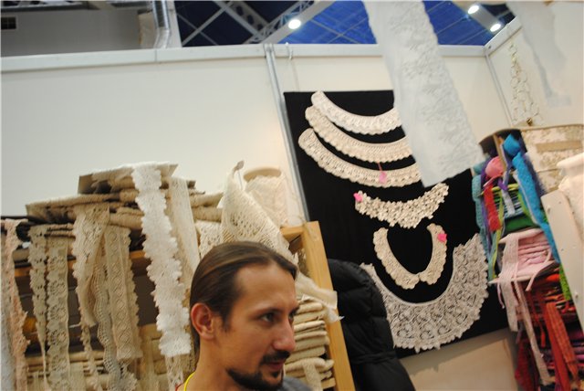 Выставка на Тишинке "Атмосфера творчества". Октябрь 2014. Бусинка к бусинке - получаются бусики! Кружево для антикварных