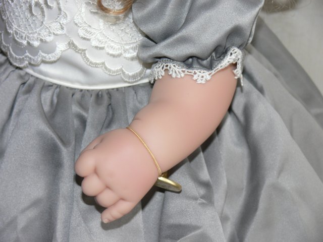 Необыкновенно красивая девушка Harvest Ball, Lee Middleton