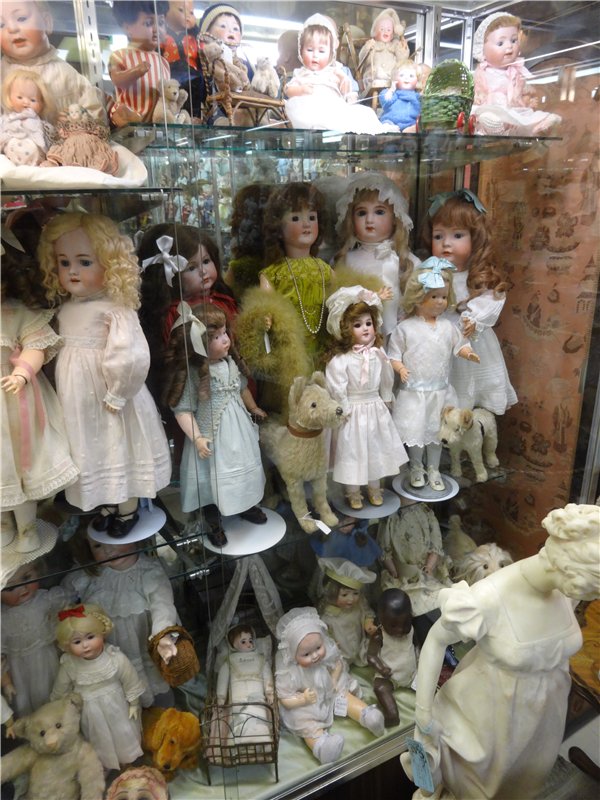 Я в своей жизни никогда не видела столько антикварных кукол. Фото