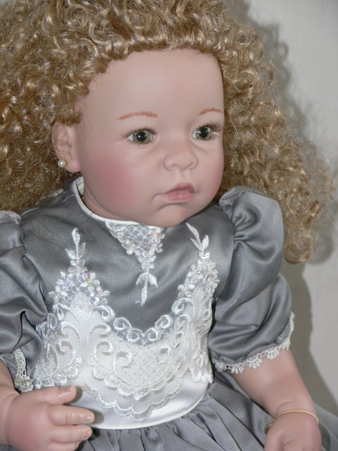 Необыкновенно красивая девушка Harvest Ball, Lee Middleton