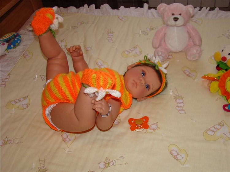 Ярче солнышка.Вязанный костюм для куколки Ли Миддлтон