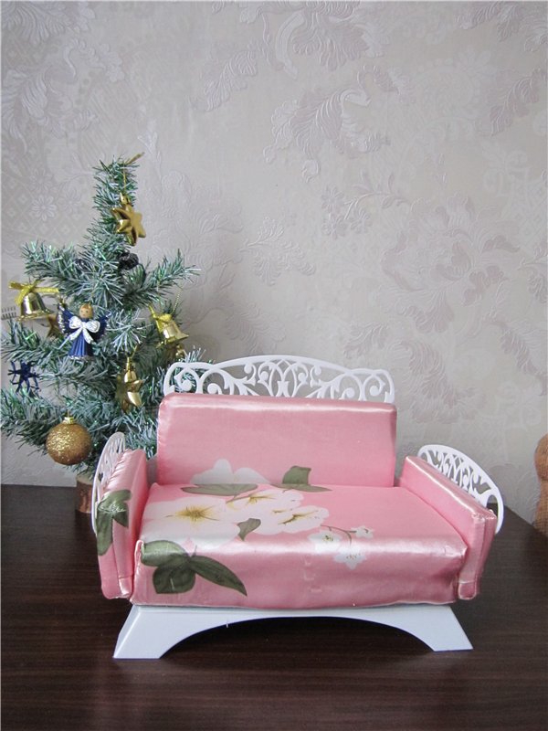 Подарок своими руками. Диванчик для кукол (фото 9)
