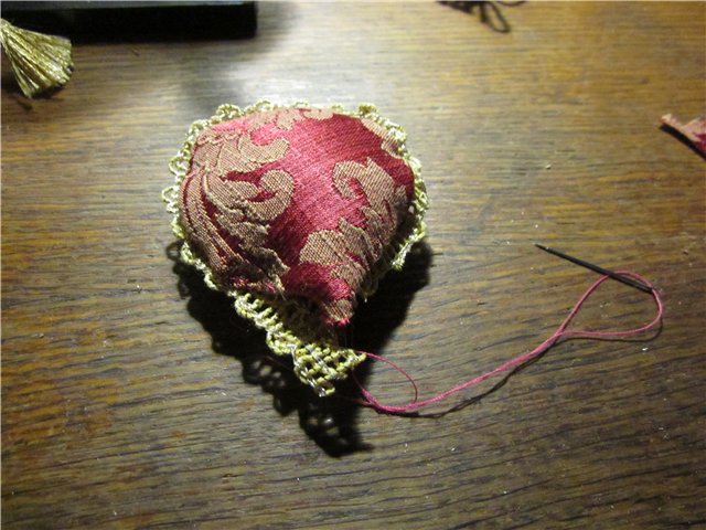 Комплект интерьерных подушек 1:6 и декорирование кукольного кресла