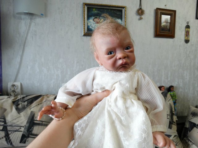 Малышка реборн Пейдж примеряет крестильное платье (фото 6)