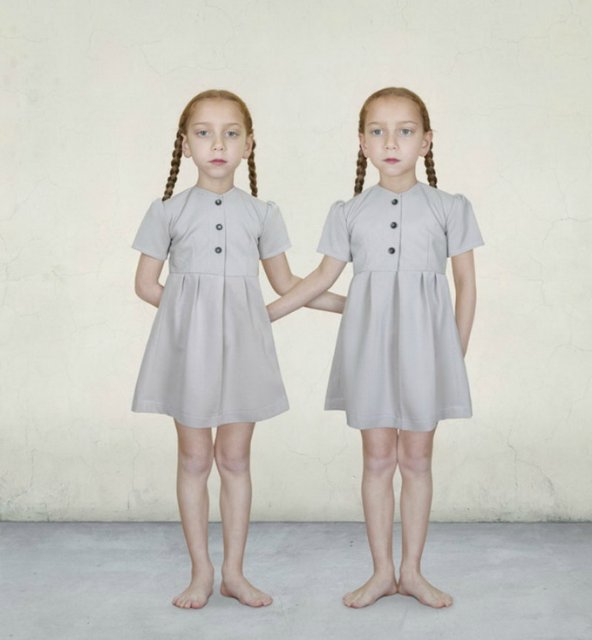 "Но как же вы могли так раздвоиться? Две половинки яблока различней." Близнецы от Кристин Оранж