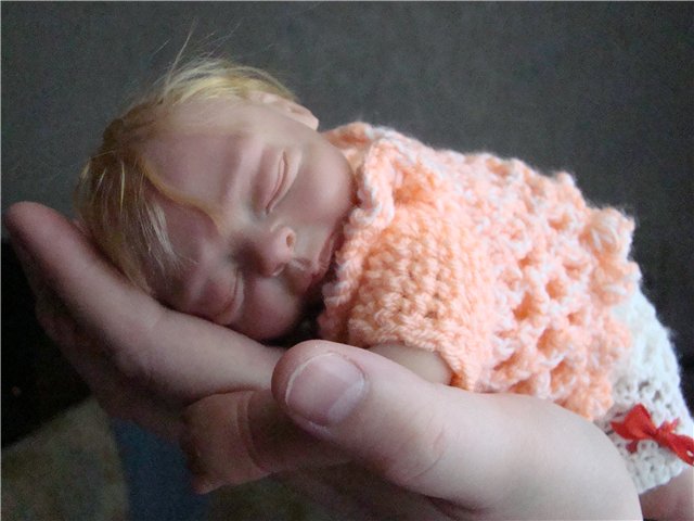 Гости дорогие - шшш.. у нас сладко спит малыш. Кукла из пластики своими руками (фото 6)
