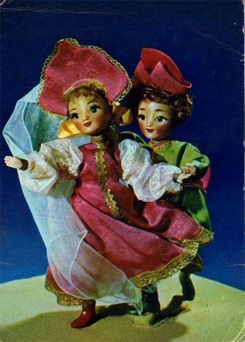 Кукольник, кукольник, чёрная душа, Что ты делаешь с бедною куклой