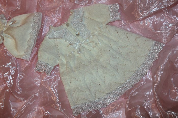 Вязаный комплект для маленькой куколки-принцессы (фото 4)