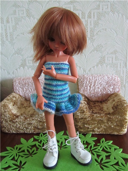 Маленькая девочка ищет своё солнышко