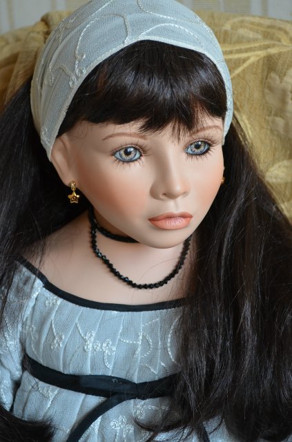 Фарфоровая кукла Равен с веткой орхидеи от Angela McNeely, Ruby Doll Collection