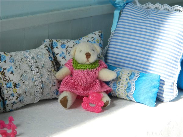 "Кукла превращается..превращается кукла... в очаровательную девочку... с глазами цвета неба...!"