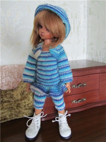 Маленькая девочка ищет своё солнышко