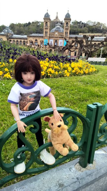 Пегий пёс, бегущий краем моря