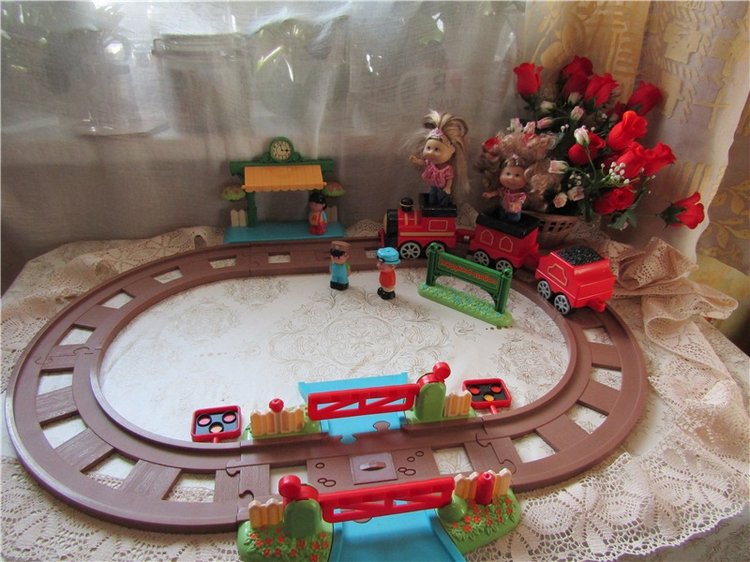 Под весёлый стук колёс мчит по рельсам паровоз. Дым пуская на лету, паровоз гудит: ту – ту (фото 9)